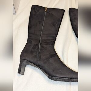 Dream Pairs Black Heeled Boots with Streamlined Silhouette Size 10